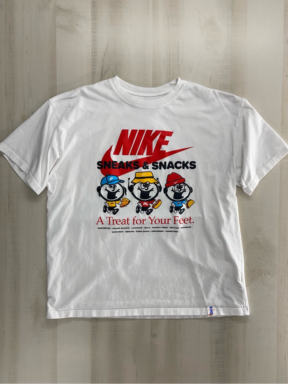 NIKE loose fitted graphic tee T-shirt sneaks & snacks xl white cartoon